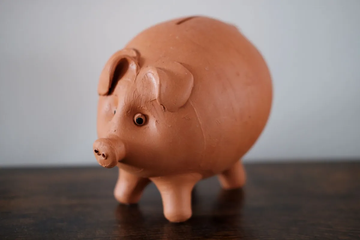Sparschwein aus Terrakotta auf einem Holztisch