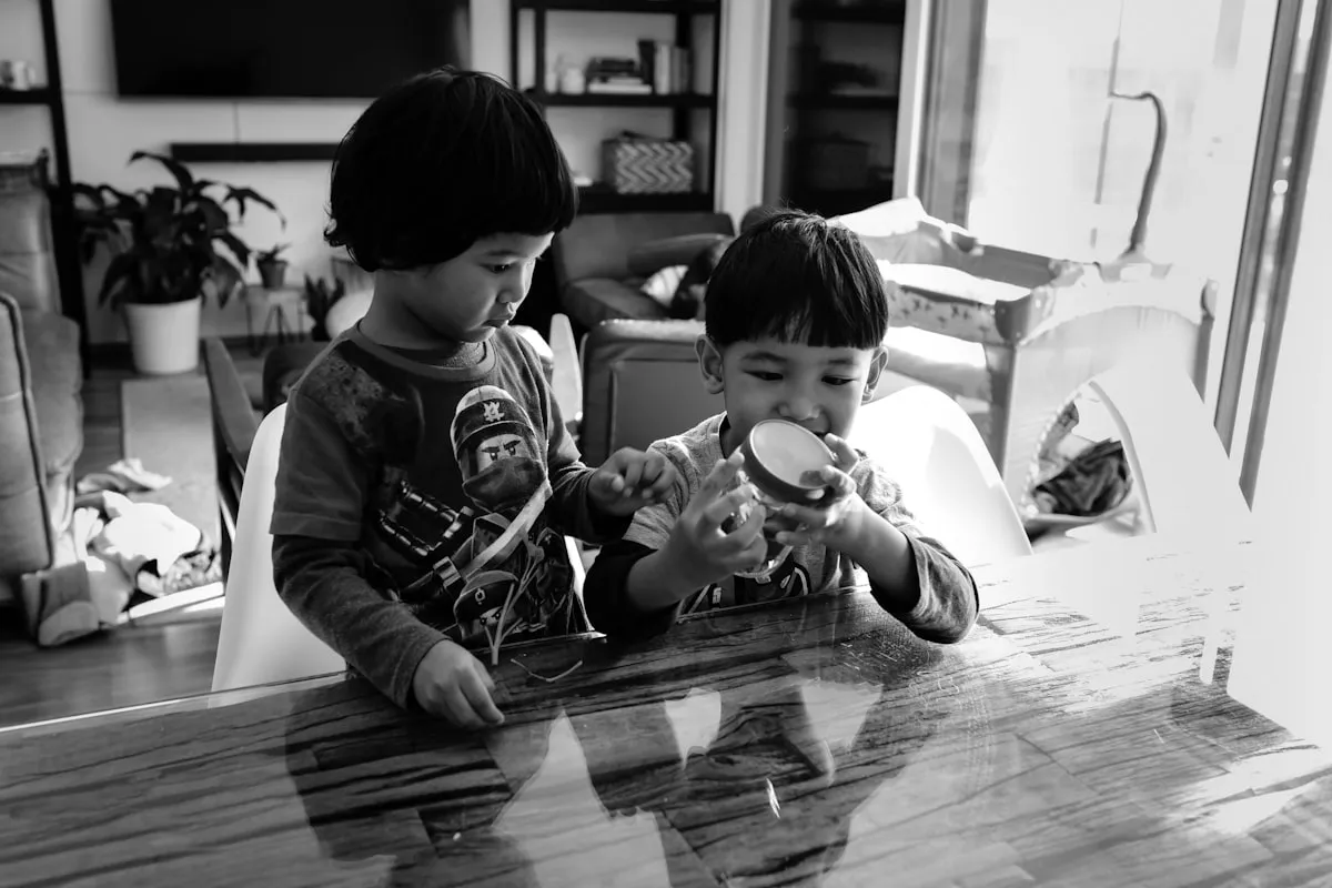 Kinder beim gemeinsamen Essen