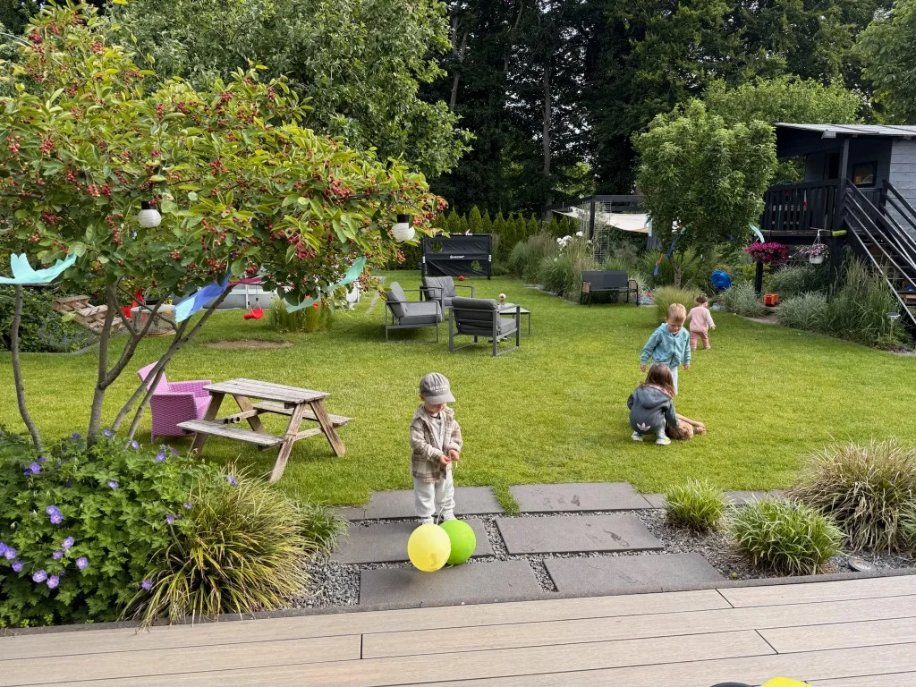 Kind spielt im Garten